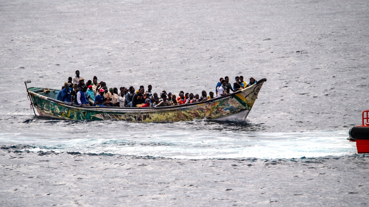 Muere un marinero de un barco de la Guardia Civil en el rescate de un cayuco en La Gomera