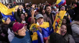 La celebración del pueblo venezolano en España tras la caída de Maduro, en imágenes