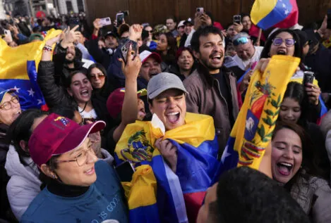 La celebración del pueblo venezolano en España tras la caída de Maduro, en imágenes