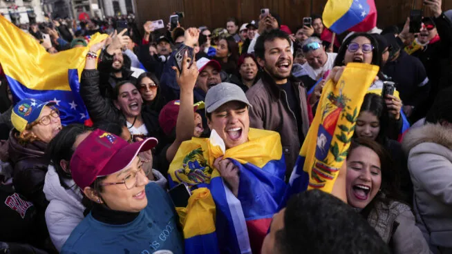 La celebración del pueblo venezolano en España tras la caída de Maduro, en imágenes