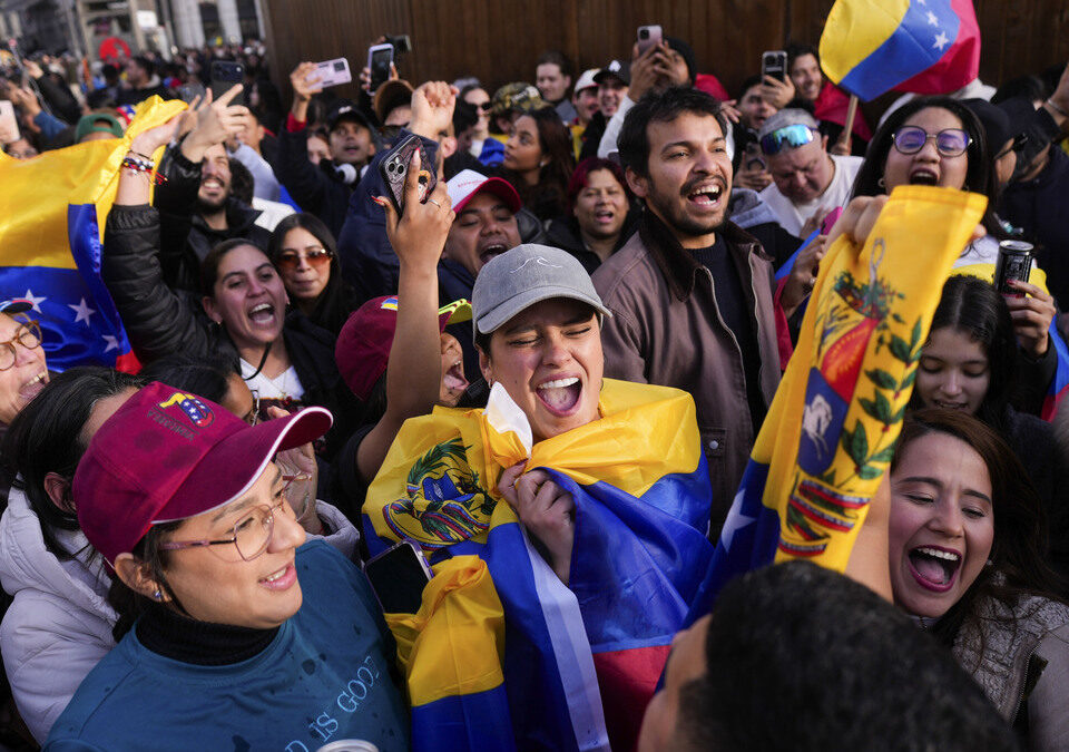 La celebración del pueblo venezolano en España tras la caída de Maduro, en imágenes