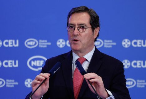 La CEOE rechaza las «fórmulas trileras» del Gobierno para compensar el alza del SMI