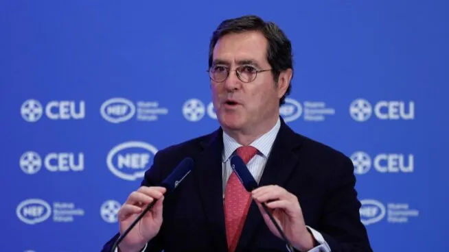 La CEOE rechaza las «fórmulas trileras» del Gobierno para compensar el alza del SMI