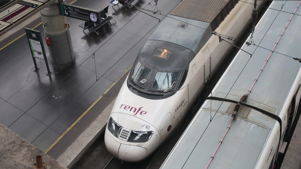 Imagen de un tren AVE de Renfe en la estación de Atocha