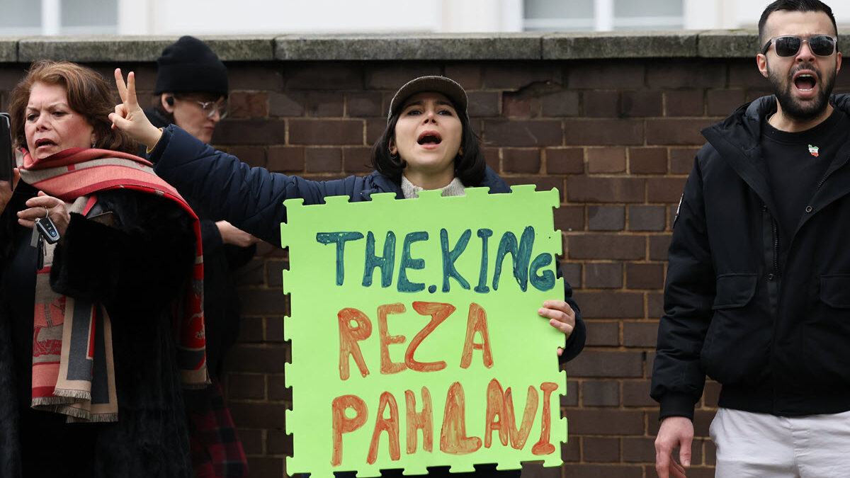 El hartazgo político en las calles de Irán con los ayatolás impulsa el regreso del sha