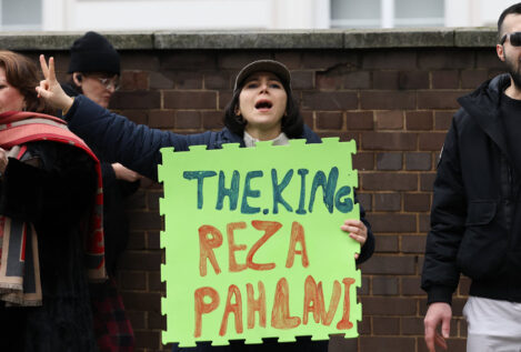 El hartazgo político en las calles de Irán con los ayatolás impulsa el regreso del sah