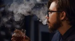 Por qué cuesta tanto dejar de fumar o beber en enero: dos psicólogos expertos dan con la clave