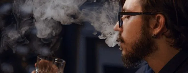 Por qué cuesta tanto dejar de fumar o beber en enero: dos psicólogos expertos dan con la clave