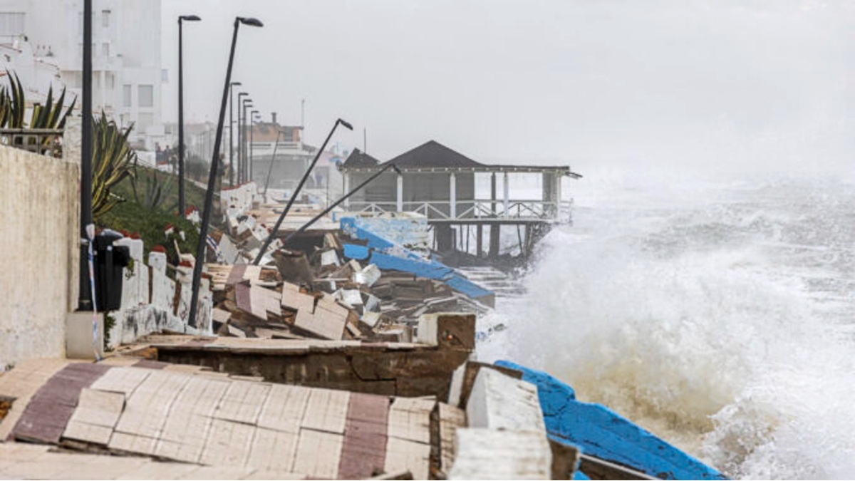 Piden la intervención de la UME ante el riesgo de colapso de un edificio en Matalascañas