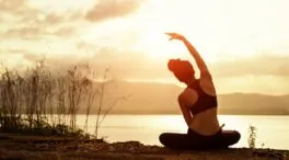 Los ejercicios de yoga que puedes hacer nada más despertarte y evitan envejecer