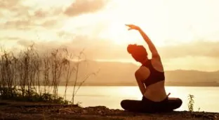 Los ejercicios de yoga que puedes hacer nada más despertarte y evitan envejecer