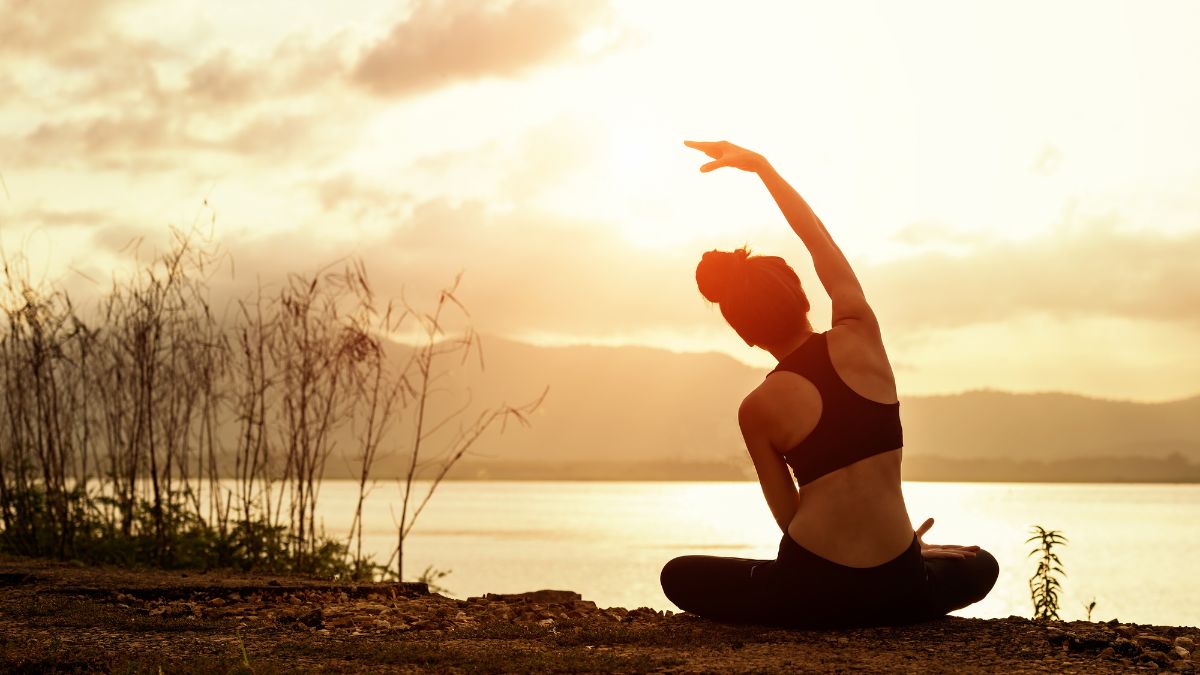 Los ejercicios de yoga que puedes hacer nada más despertarte y evitan envejecer