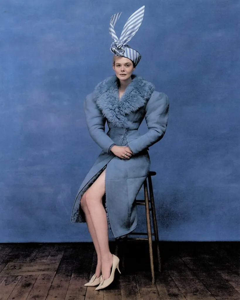 La actriz Elle Fanning con un diseño de Palomo Spain