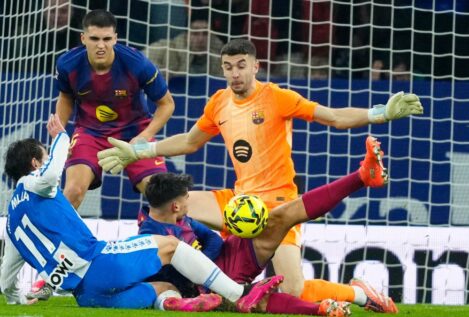Joan García salva al Barça y Dani Olmo sentencia al Espanyol en el derbi catalán