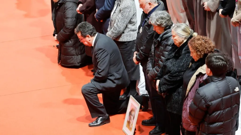 familiar arrodillado