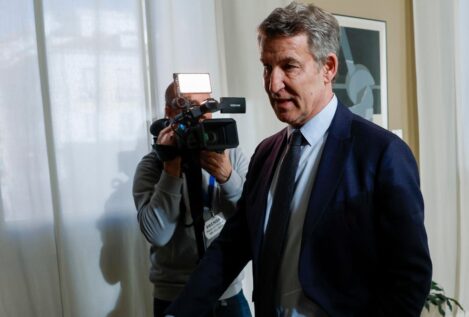 Piden que Feijóo aporte su móvil para hacer un peritaje de los mensajes con Mazón por la dana