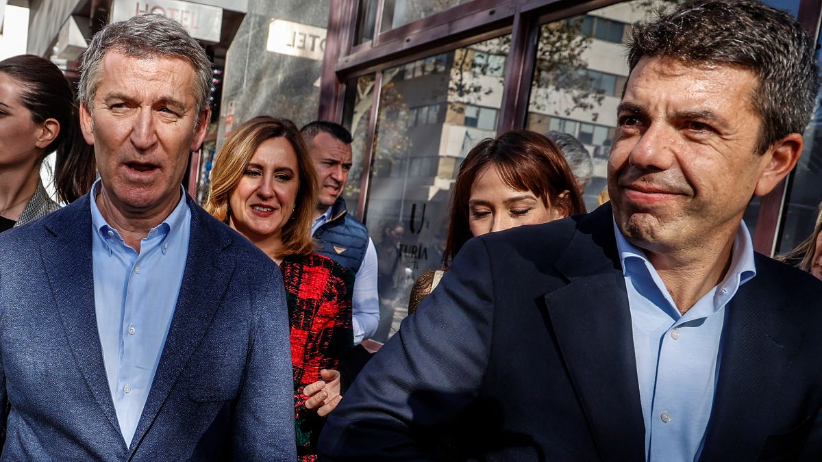 Los ‘whatsapps’ de Feijóo a Mazón en la dana: «Espero que el Gobierno os haya llamado»