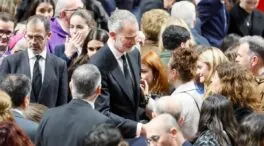 Los Reyes consuelan a las víctimas, con los representantes del Gobierno en segundo plano