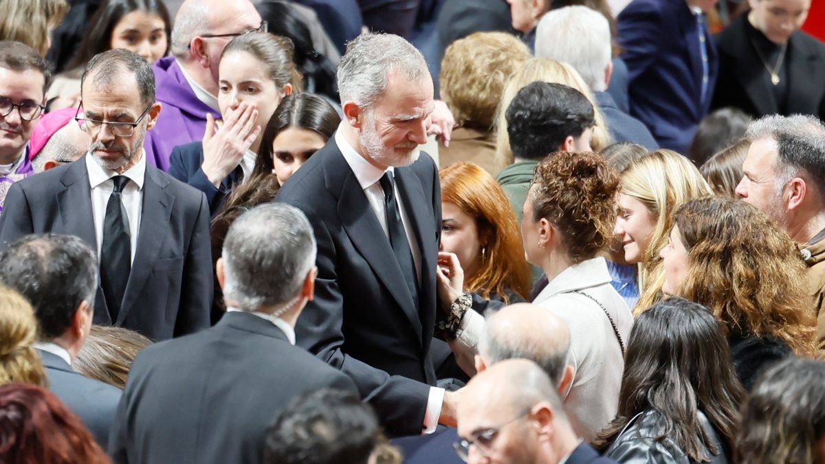 Los Reyes consuelan a las víctimas, que hablan con Moreno con el Gobierno en segundo plano