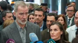 Los reyes muestran a los familiares de las víctimas «el cariño de todo el país»