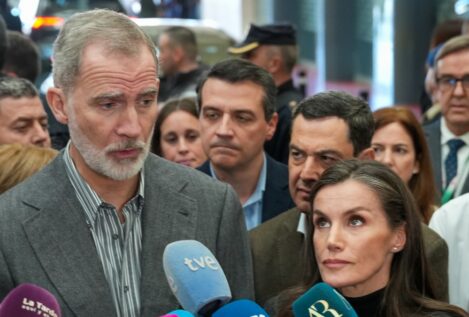 Los reyes muestran a los familiares de las víctimas «el cariño de todo el país»