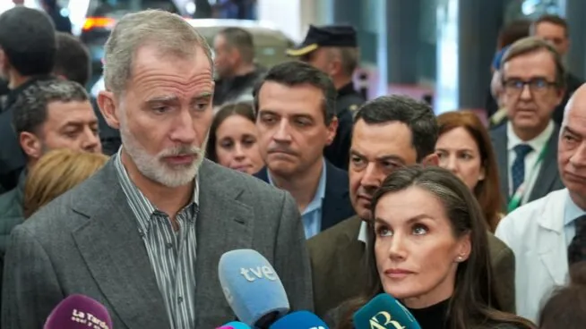 Los reyes muestran a los familiares de las víctimas «el cariño de todo el país»