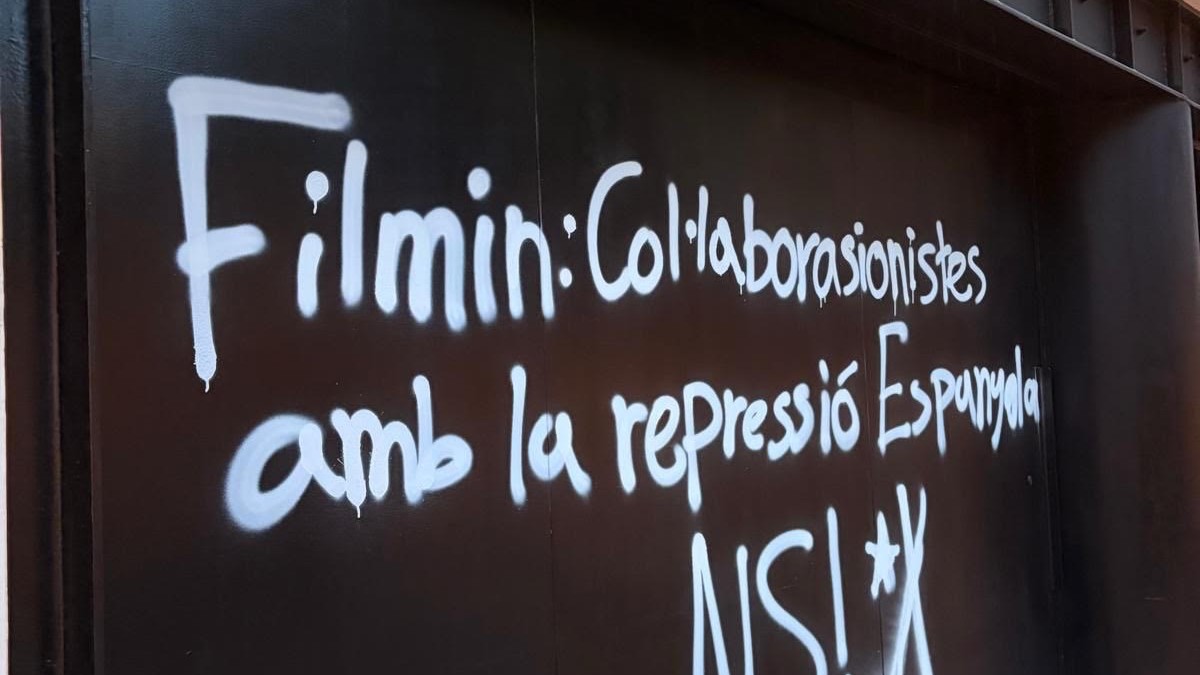 ‘Indepes’ atacan la sede de Filmin por un reportaje sobre la labor de la policía tras el 1-O