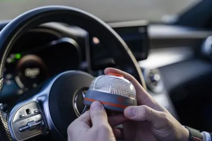 Un conductor activando una balizaV16. Europa Press