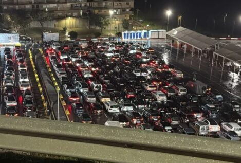 Largas colas, con esperas de más de 10 horas, para cruzar la frontera de Marruecos a Ceuta