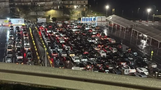 Largas colas, con esperas de más de 10 horas, para cruzar la frontera de Marruecos a Ceuta