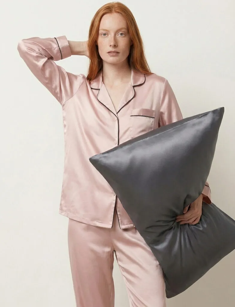 Funda de almohada de satén de La Nuitée. (PVP: 49€)