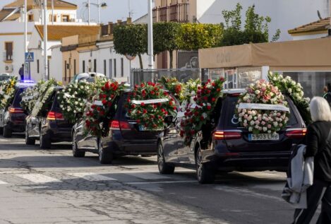 Cientos de personas despiden en Aljaraque a la familia fallecida en el accidente de Adamuz