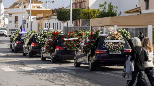 Cientos de personas despiden en Aljaraque a la familia fallecida en el accidente de Adamuz
