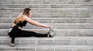 Rodrigo Arteaga, médico, avisa: «Fortalecer este músculo protege las rodillas y combate el dolor de espalda»