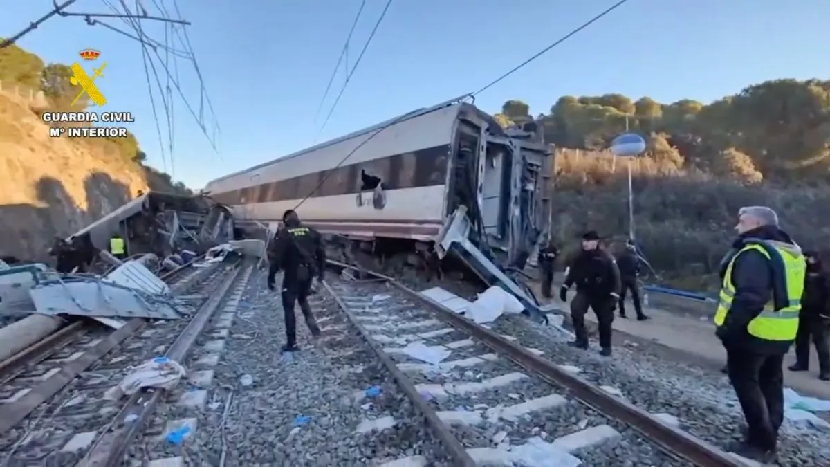 VÍDEO | La Guardia Civil inspecciona el lugar del accidente de tren en el que han muerto decenas de personas