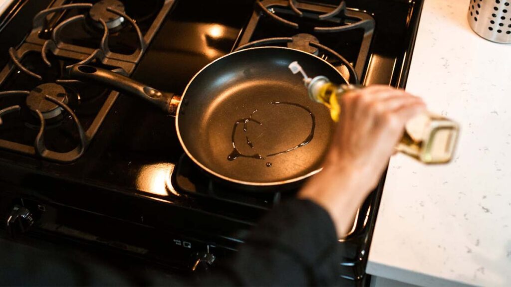 hombre-uso-aceite-oliva-sarten