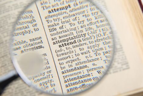 «Hurgar» o «urgar»: cuál es la forma correcta según la RAE