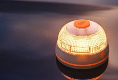 Israel Díaz, experto en ciberseguridad, alerta sobre las balizas V16 de la DGT: «Ahora todo el mundo conocerá tu ubicación»