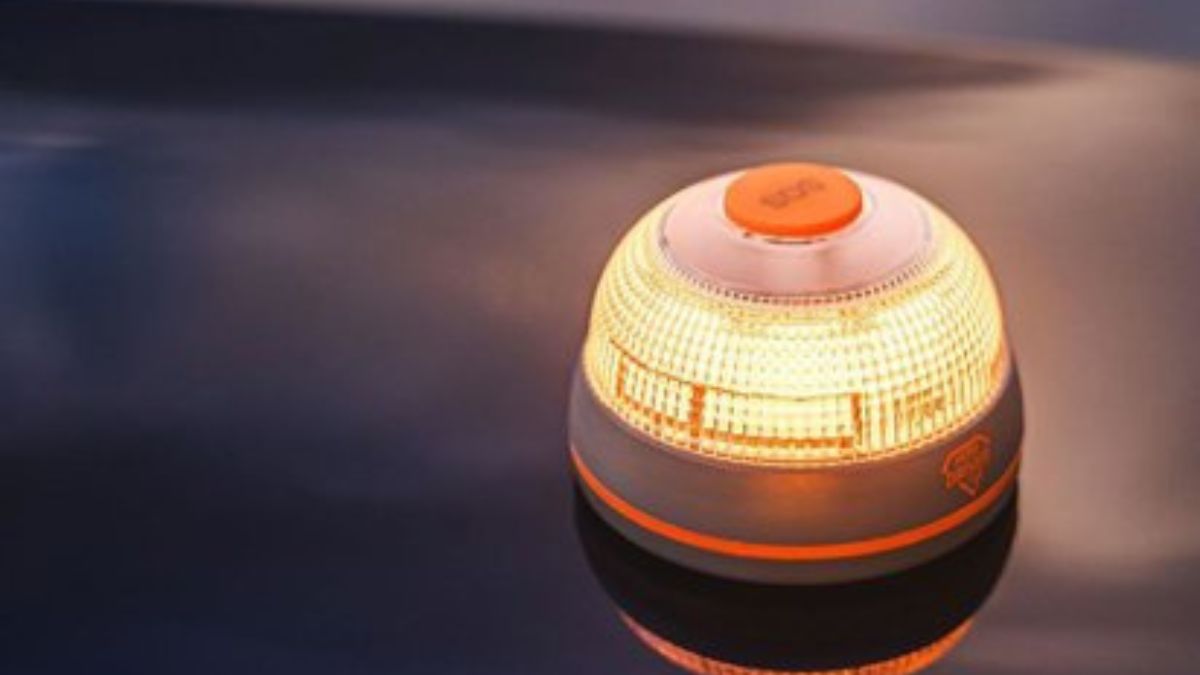 Israel Díaz, experto en ciberseguridad, alerta sobre las balizas V16 de la DGT: «Ahora todo el mundo conocerá tu ubicación»