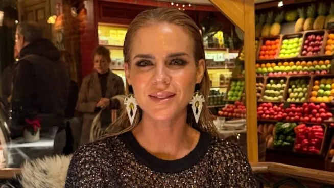 El jersey de Amelia Bono que puedes conseguir en Primark por menos de 30 euros, perfecto para los días de lluvia