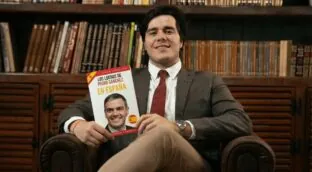 El autor del libro en blanco sobre Sánchez: «Mi mayor satisfacción es hacer pasta gracias a él»