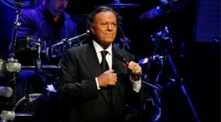 Julio Iglesias asegura que «todo se va a aclarar» y prepara su defensa tras ser acusado de abuso