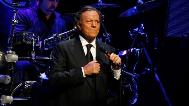 Julio Iglesias contrata al abogado de Aldama tras ser acusado de abuso sexual