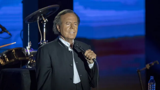 Julio Iglesias pide a la Fiscalía archivar la causa contra él por presuntas agresiones sexuales
