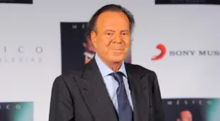 Julio Iglesias se querellará contra Yolanda Díaz en el Supremo por injurias y calumnias