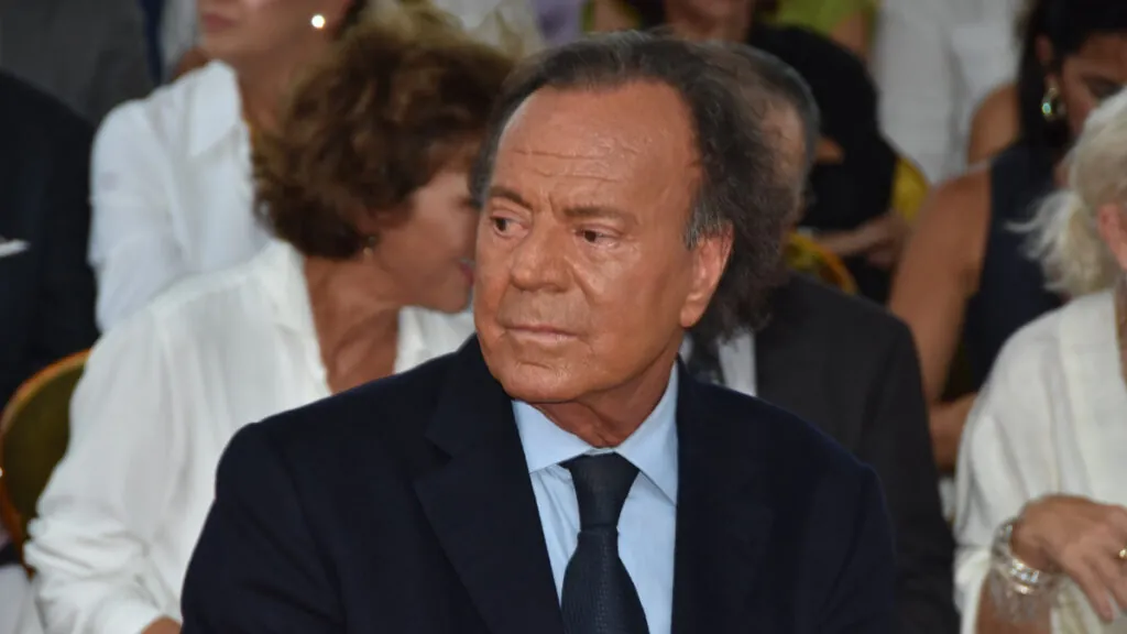 Julio Iglesias.