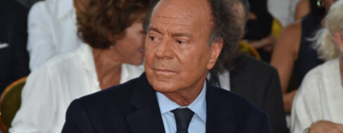 Julio Iglesias intenta demostrar su inocencia con capturas de mensajes de sus exempleadas