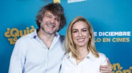 El acogedor salón de Salva Reina y Kira Miró en tonos claros, con flores secas y un toque cálido