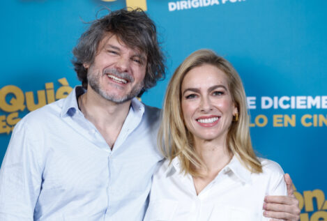 El acogedor salón de Salva Reina y Kira Miró en tonos claros, con flores secas y un toque cálido