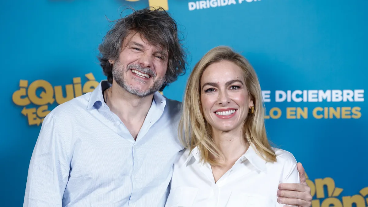 El acogedor salón de Salva Reina y Kira Miró en tonos claros, con flores secas y un toque cálido